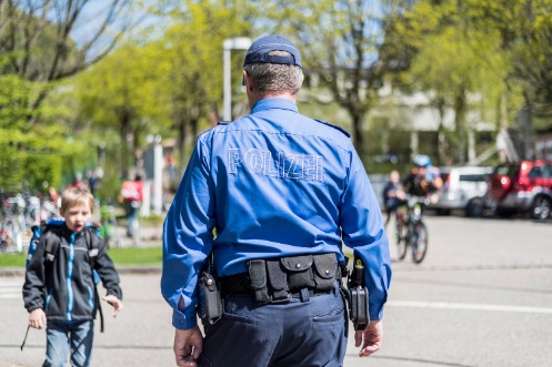 Polizist mit Schulkind
